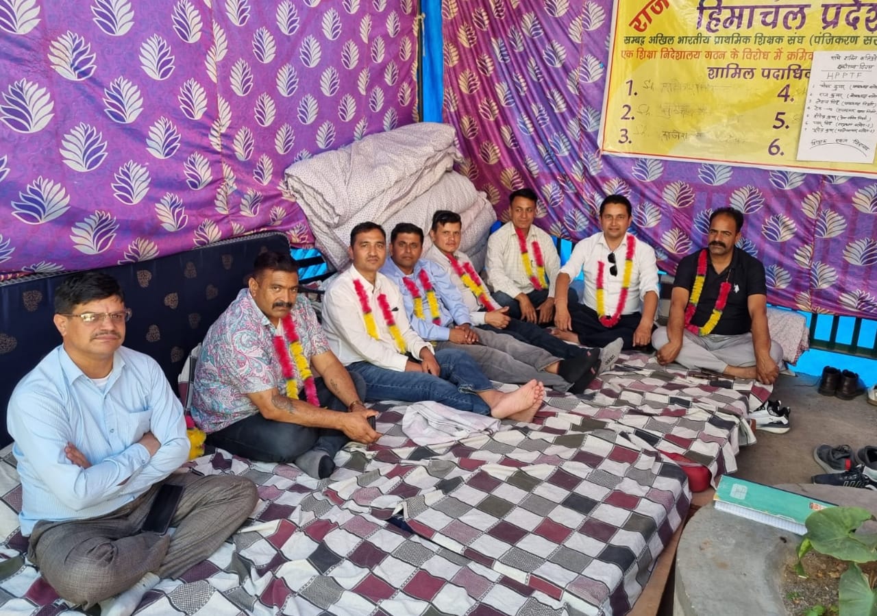 क्रमिक अनशन करते शिक्षक क्रमिक अनशन करते शिक्षक