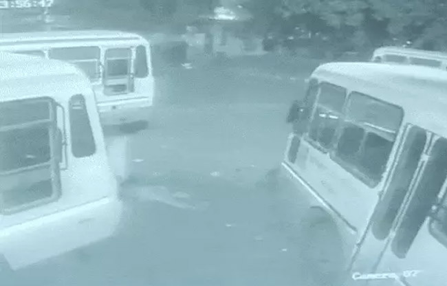 सोनीपत: बस अड्डे में हत्या के बाद मृत शरीर को पैरों से घसीट कर ले जाते हुए सीसीटीवी में दिखाई दे रहा है। सोनीपत: बस अड्डे में हत्या के बाद मृत शरीर को पैरों से घसीट कर ले जाते हुए सीसीटीवी में दिखाई दे रहा है।