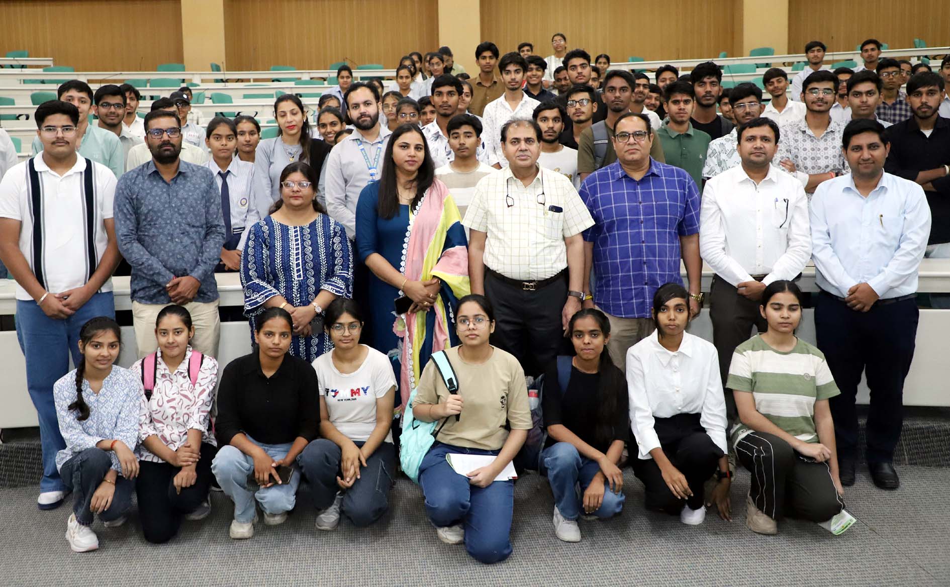 करियर काउंसलिंग कार्यशाला में प्रतिभागियों के साथ मुख्यातिथि प्रो. विनोद छोकर।