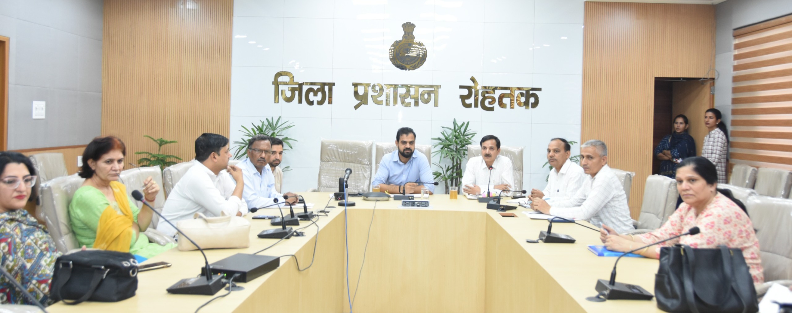 समाधान शिवर में लोगों की शिकायतें सुनते अधिकारी समाधान शिवर में लोगों की शिकायतें सुनते अधिकारी