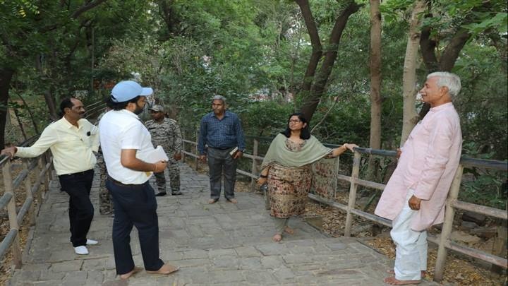 कलेक्टर ने गोपाचल पर्वत का किया अवलोकन कलेक्टर ने गोपाचल पर्वत का किया अवलोकन