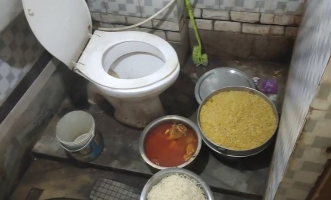 रेस्टोरेंट के शौचालय से मिला फास्ट फूड रेस्टोरेंट के शौचालय से मिला फास्ट फूड