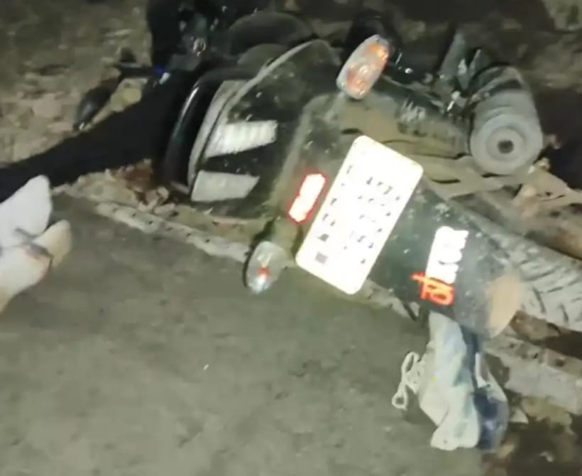 गड्डे में गिरी बाइक, एक की मौत एक घायल गड्डे में गिरी बाइक, एक की मौत एक घायल