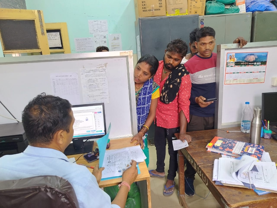 जिला अस्पताल में प्रमाण पत्र बनवाते हुए हितग्राही। जिला अस्पताल में प्रमाण पत्र बनवाते हुए हितग्राही।