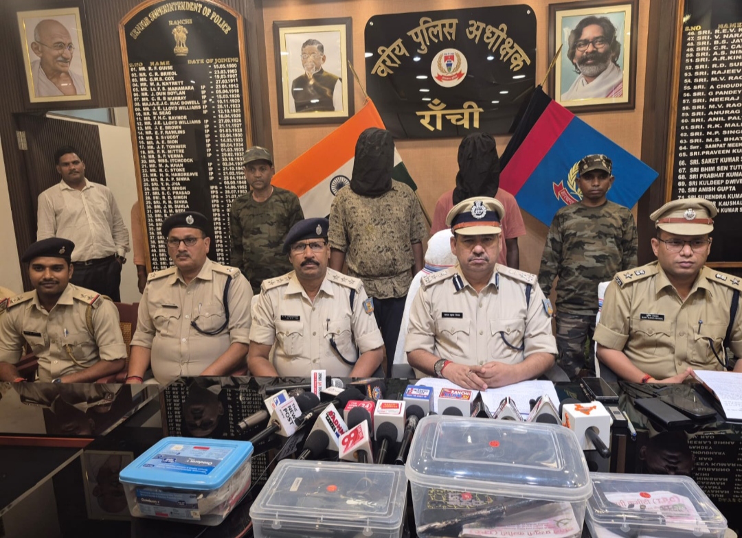 डीआईजी प्रेस कॉन्फ्रेंस करते हुए डीआईजी प्रेस कॉन्फ्रेंस करते हुए