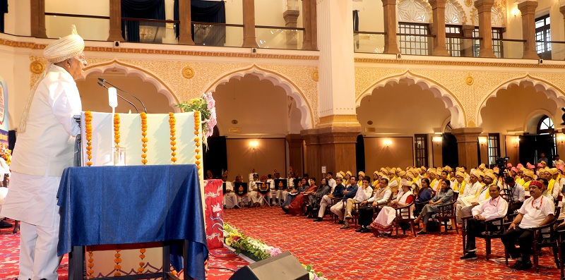 दीक्षांत समारोह को संबोधित करते हुए राज्यपाल मंगुभाई पटेल दीक्षांत समारोह को संबोधित करते हुए राज्यपाल मंगुभाई पटेल