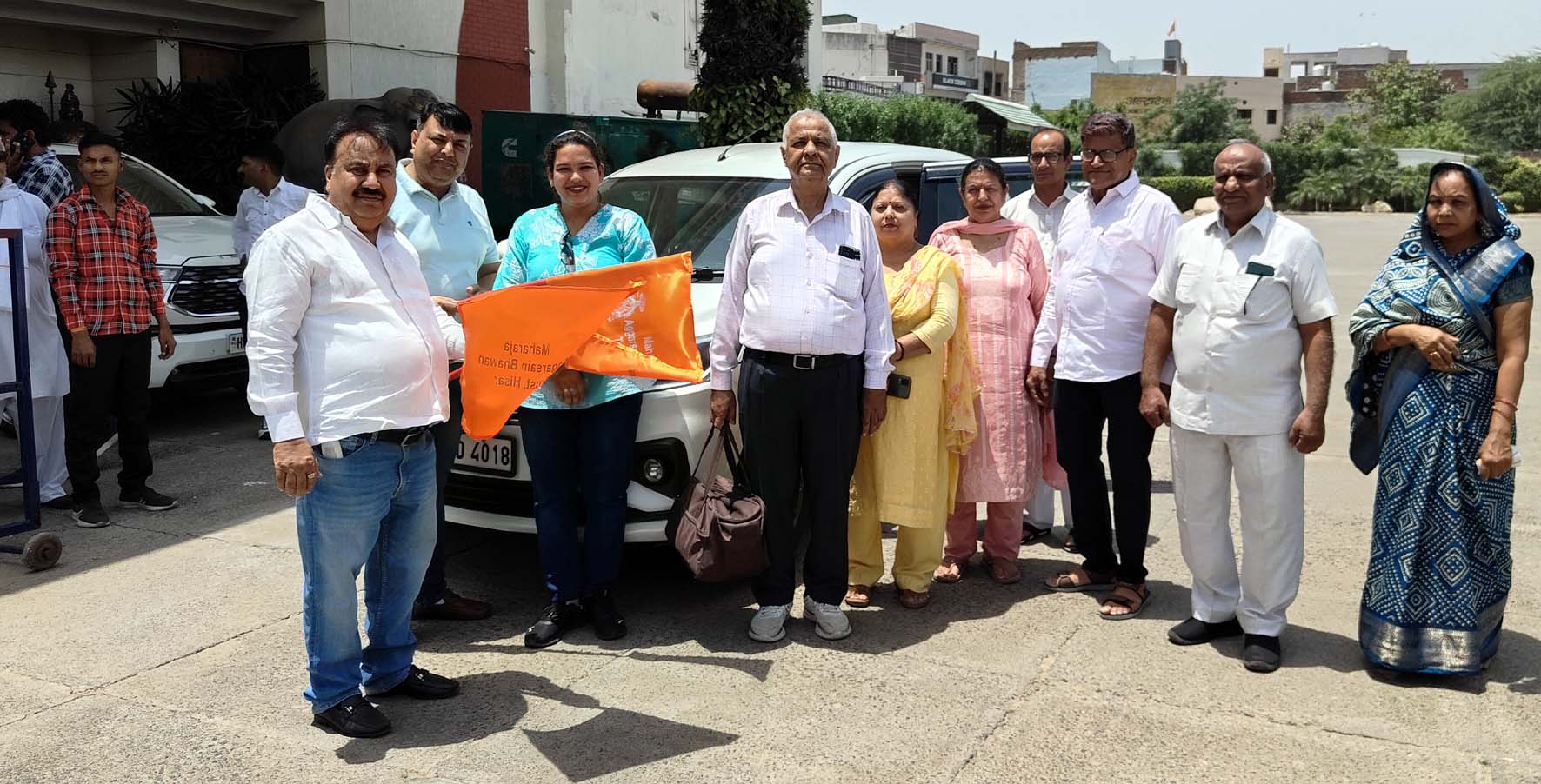 बुजुर्गों के वाहन को झंडी दिखाते अग्रसैन भवन ट्रस्ट के प्रधान अंजनी कुमार खारियावाला। बुजुर्गों के वाहन को झंडी दिखाते अग्रसैन भवन ट्रस्ट के प्रधान अंजनी कुमार खारियावाला।