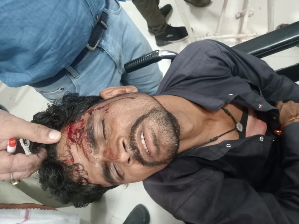 दो युवक घायल, एक की हालत गंभीर दो युवक घायल, एक की हालत गंभीर