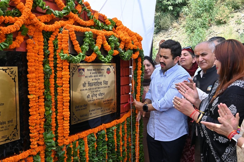 मंत्री विक्रमादित्य सिंह पार्किंग का उद्घाटन करते हुए मंत्री विक्रमादित्य सिंह पार्किंग का उद्घाटन करते हुए