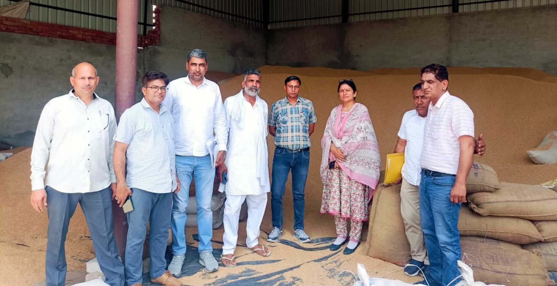 गेहूं के गोदाम की जांच करते सीएम फ्लाइंग की टीम। गेहूं के गोदाम की जांच करते सीएम फ्लाइंग की टीम।