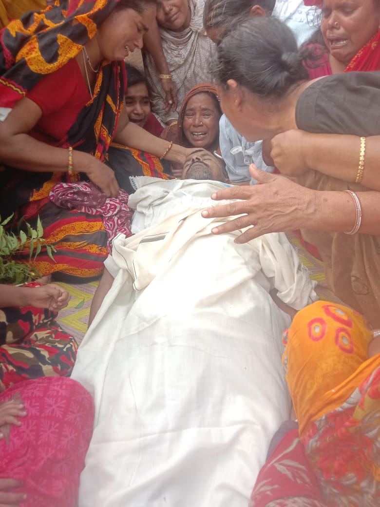 मृतक के पास रोते बिलखते परिजन मृतक के पास रोते बिलखते परिजन
