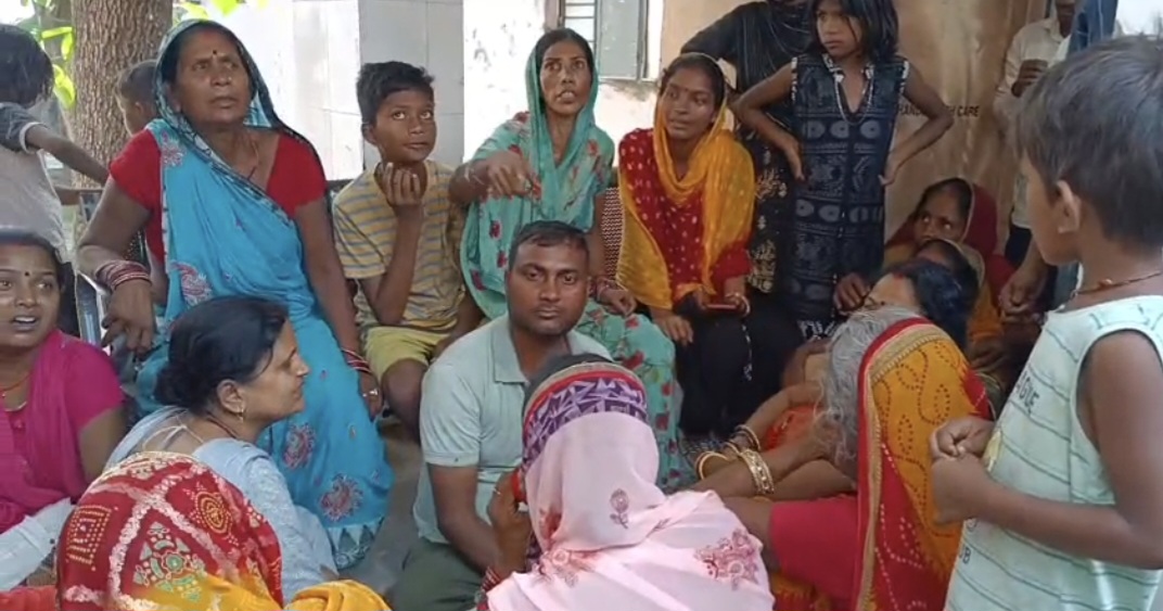 घटना के बाद रोते-बिलखते परिजन घटना के बाद रोते-बिलखते परिजन