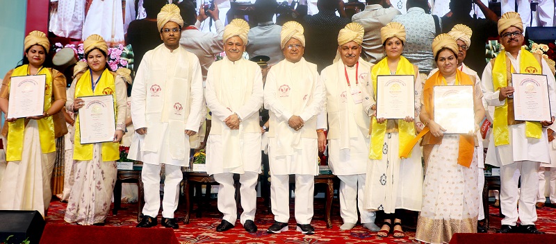 दीक्षांत समारोह में शामिल हुए राज्यपाल मंगुभाई पटेल दीक्षांत समारोह में शामिल हुए राज्यपाल मंगुभाई पटेल