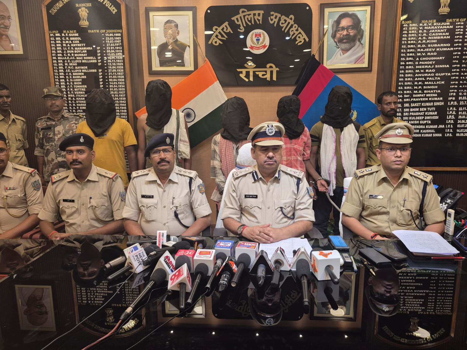प्रेस कॉन्फ्रेंस की तस्वीर प्रेस कॉन्फ्रेंस की तस्वीर