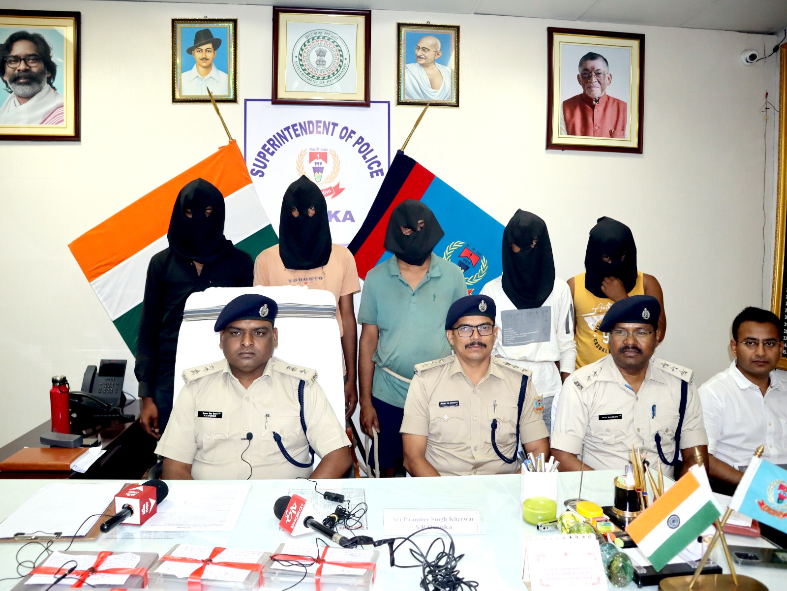 प्रेसवार्ता कर जानकारी देते एसपी व अन्य प्रेसवार्ता कर जानकारी देते एसपी व अन्य