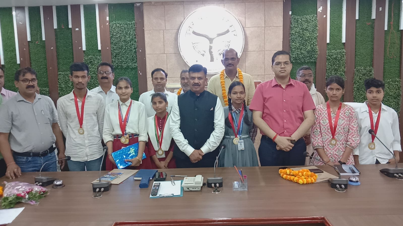 मेघावी छात्र छात्राओं को सम्मानित करते जिलाधिकारी डॉ दिनेश चंद्र सिंह मेघावी छात्र छात्राओं को सम्मानित करते जिलाधिकारी डॉ दिनेश चंद्र सिंह