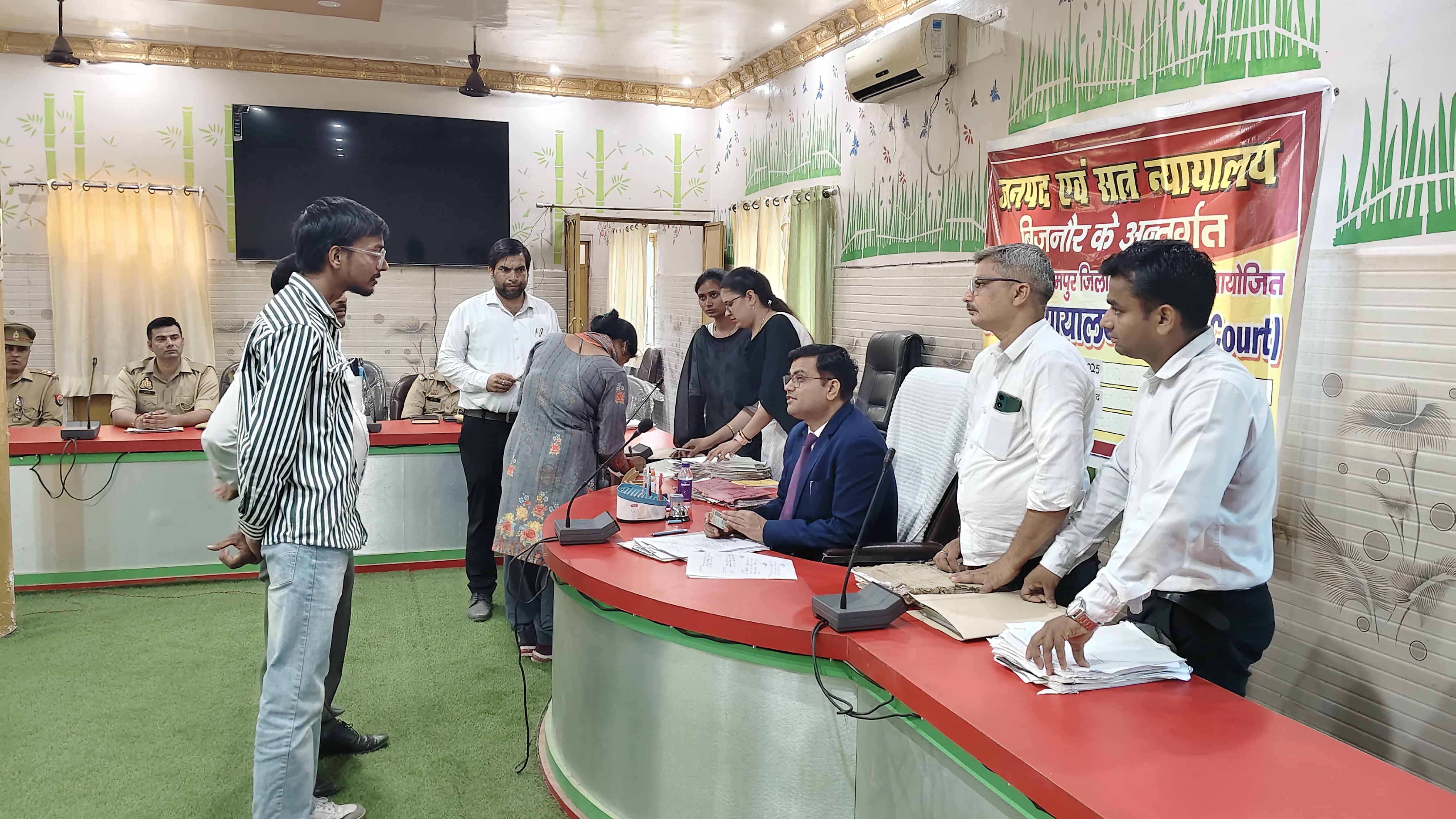 सचल न्यायालय में मौजूद वादी सचल न्यायालय में मौजूद वादी
