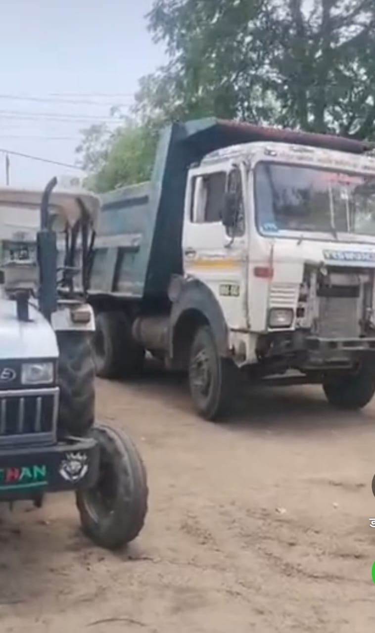 प्रशासन की कार्रवाई, जेसीबी, डंपर सहित दो ट्रेक्टर जब्त प्रशासन की कार्रवाई, जेसीबी, डंपर सहित दो ट्रेक्टर जब्त