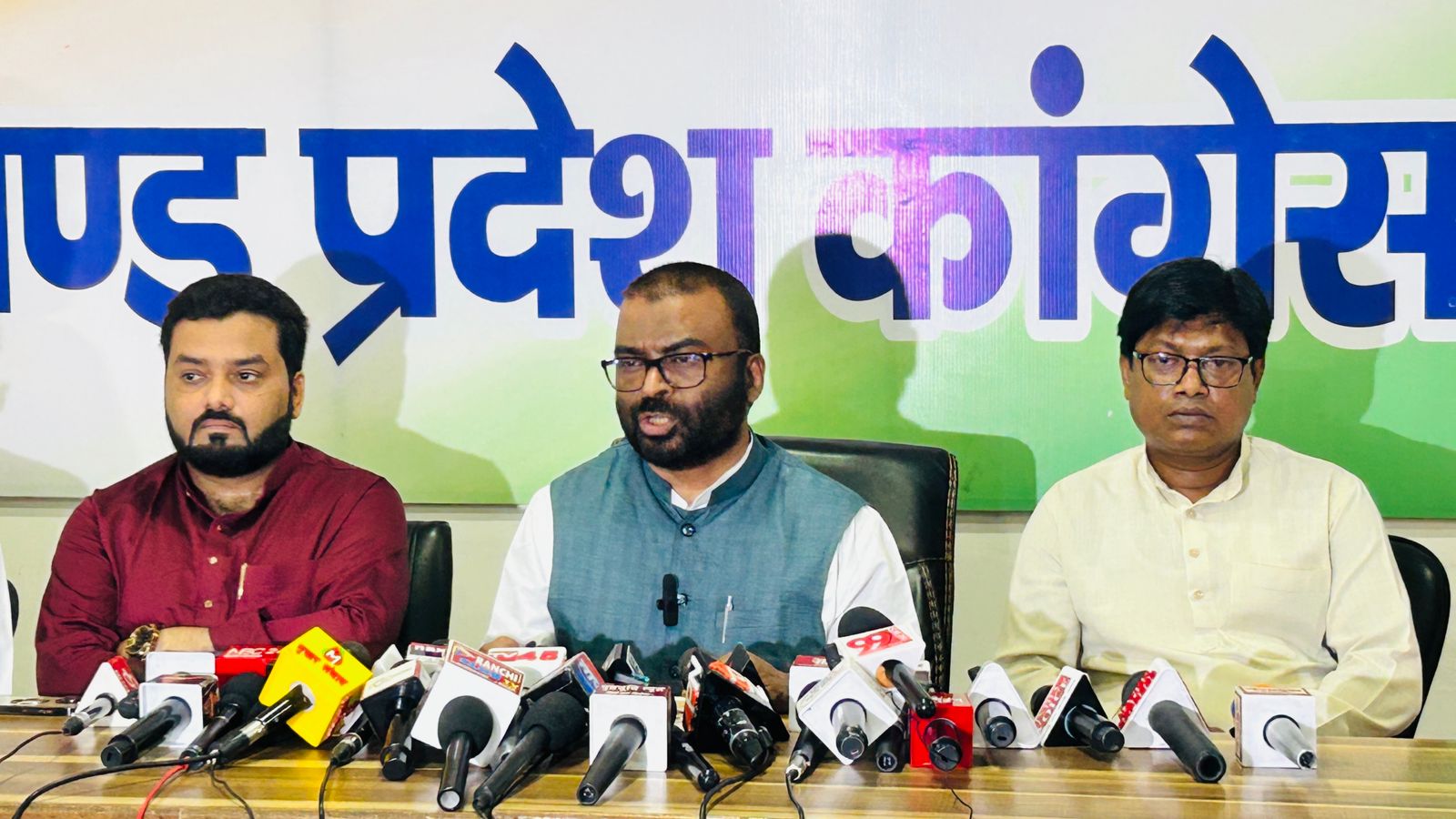 प्रेस वार्ता को संबोधित करते कांग्रेस नेता मंजूर अंसारी प्रेस वार्ता को संबोधित करते कांग्रेस नेता मंजूर अंसारी