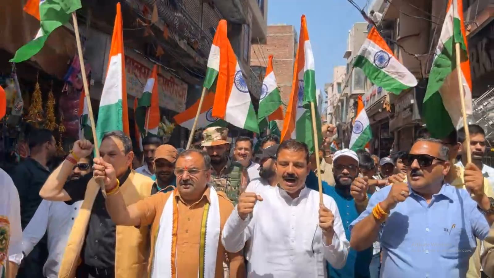 सशस्त्र बलों और ऑपरेशन सिंदूर की जीत के सम्मान में विशाल तिरंगा रैली निकाली सशस्त्र बलों और ऑपरेशन सिंदूर की जीत के सम्मान में विशाल तिरंगा रैली निकाली