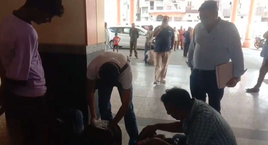 यात्रियों के सामान की जांच करते पुलिस कर्मी यात्रियों के सामान की जांच करते पुलिस कर्मी