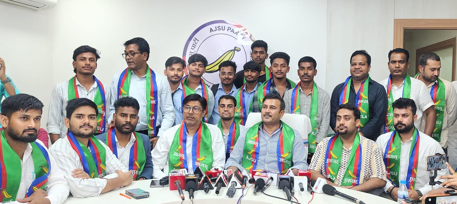 आजसू के कार्यक्रम में सुदेश महतो और अन्य आजसू के कार्यक्रम में सुदेश महतो और अन्य