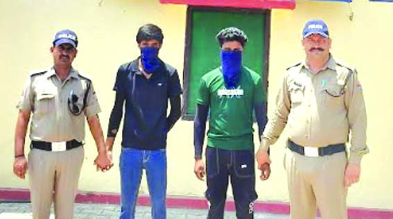पुलिस गिरफ्त में आरोपित पुलिस गिरफ्त में आरोपित