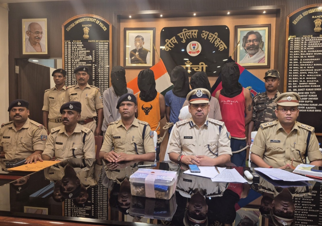 प्रेस कॉन्फ्रेंस की तस्वीर