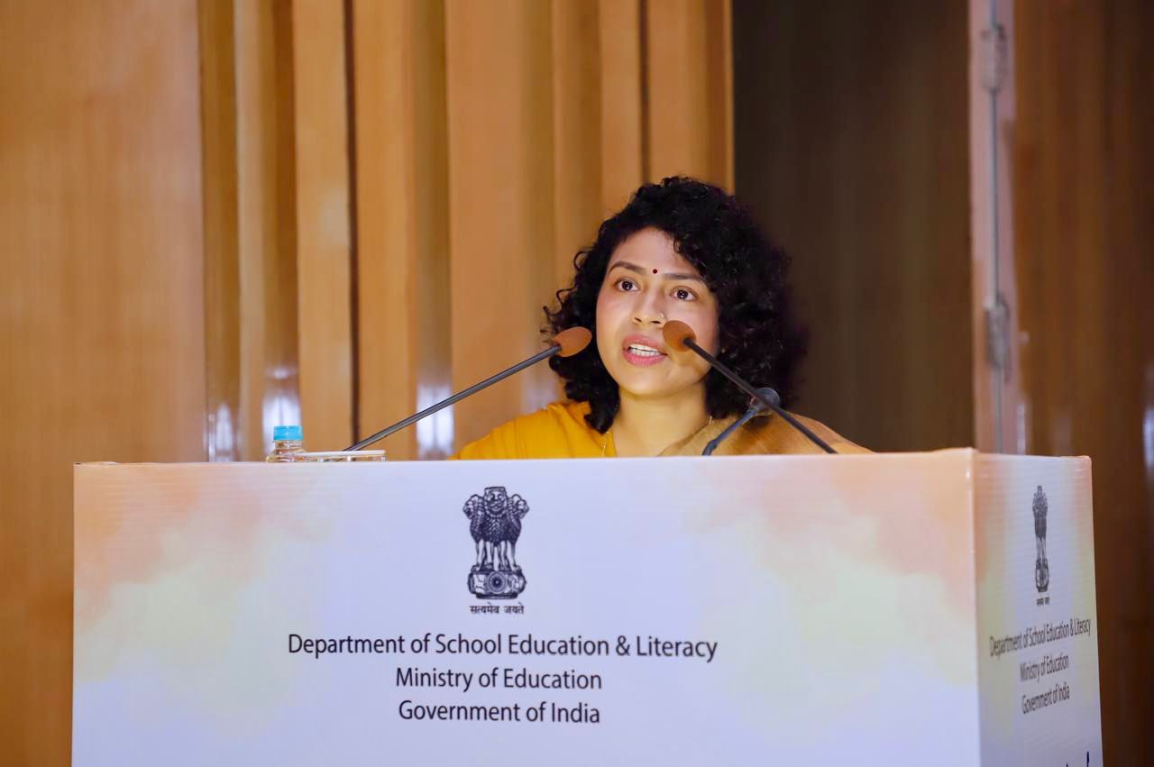 राजधानी दिल्ली के सभागार में बोलती खीरी की डीएम दुर्गा शक्ति नागपाल राजधानी दिल्ली के सभागार में बोलती खीरी की डीएम दुर्गा शक्ति नागपाल