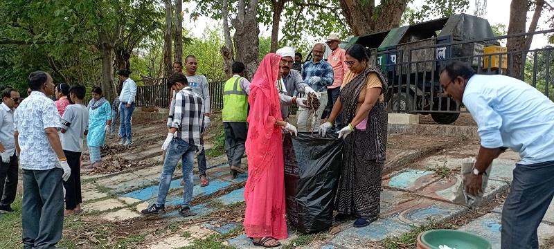 जल गंगा संवर्धन अभियान के अंतर्गत की जा रही जल स्रोतों की साफ-सफाई जल गंगा संवर्धन अभियान के अंतर्गत की जा रही जल स्रोतों की साफ-सफाई