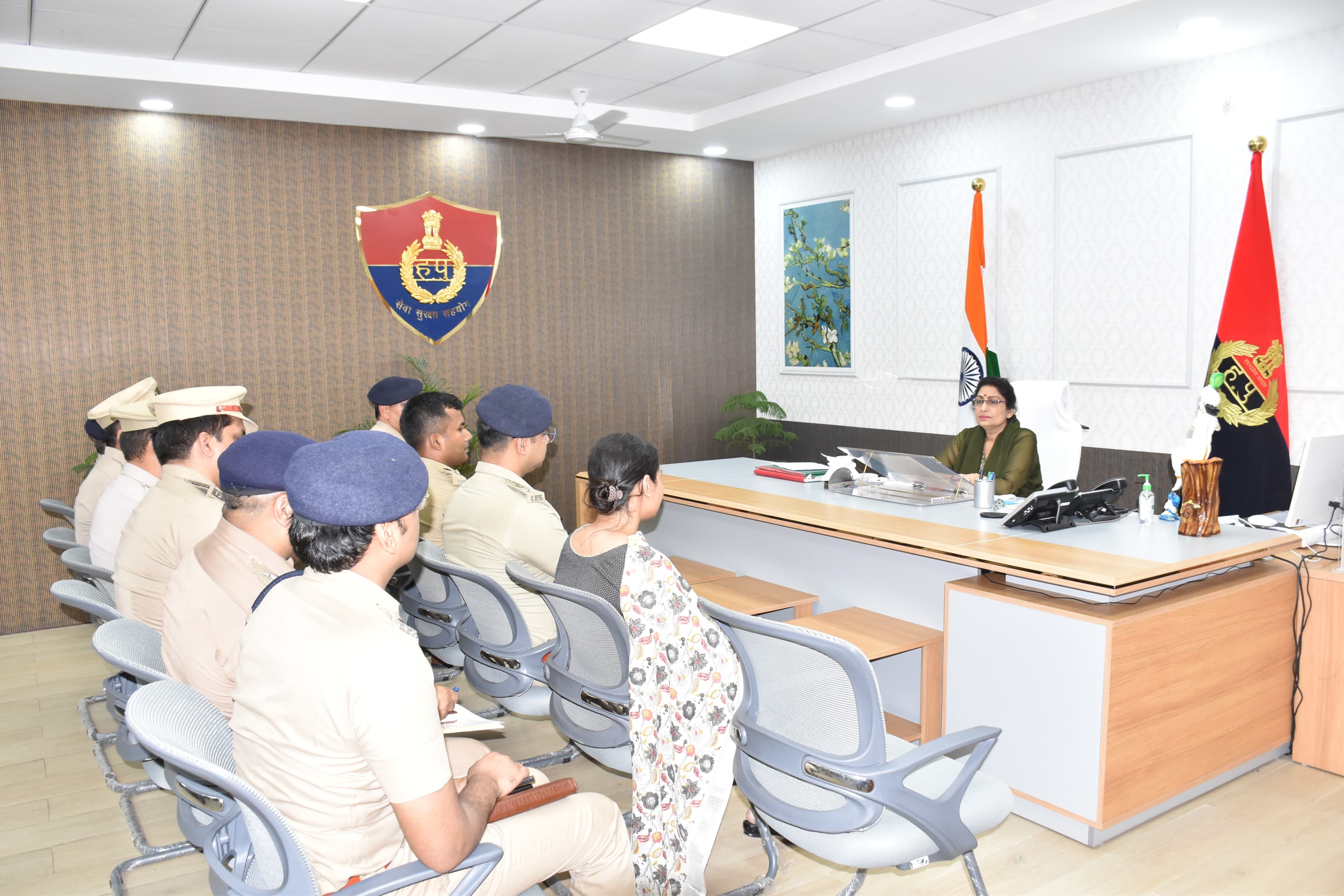 जिला में कानून व्यवस्था को लेकर अधिकारियों की बैठक लेती पुलिस आयुक्त राजश्री सिंह। जिला में कानून व्यवस्था को लेकर अधिकारियों की बैठक लेती पुलिस आयुक्त राजश्री सिंह।