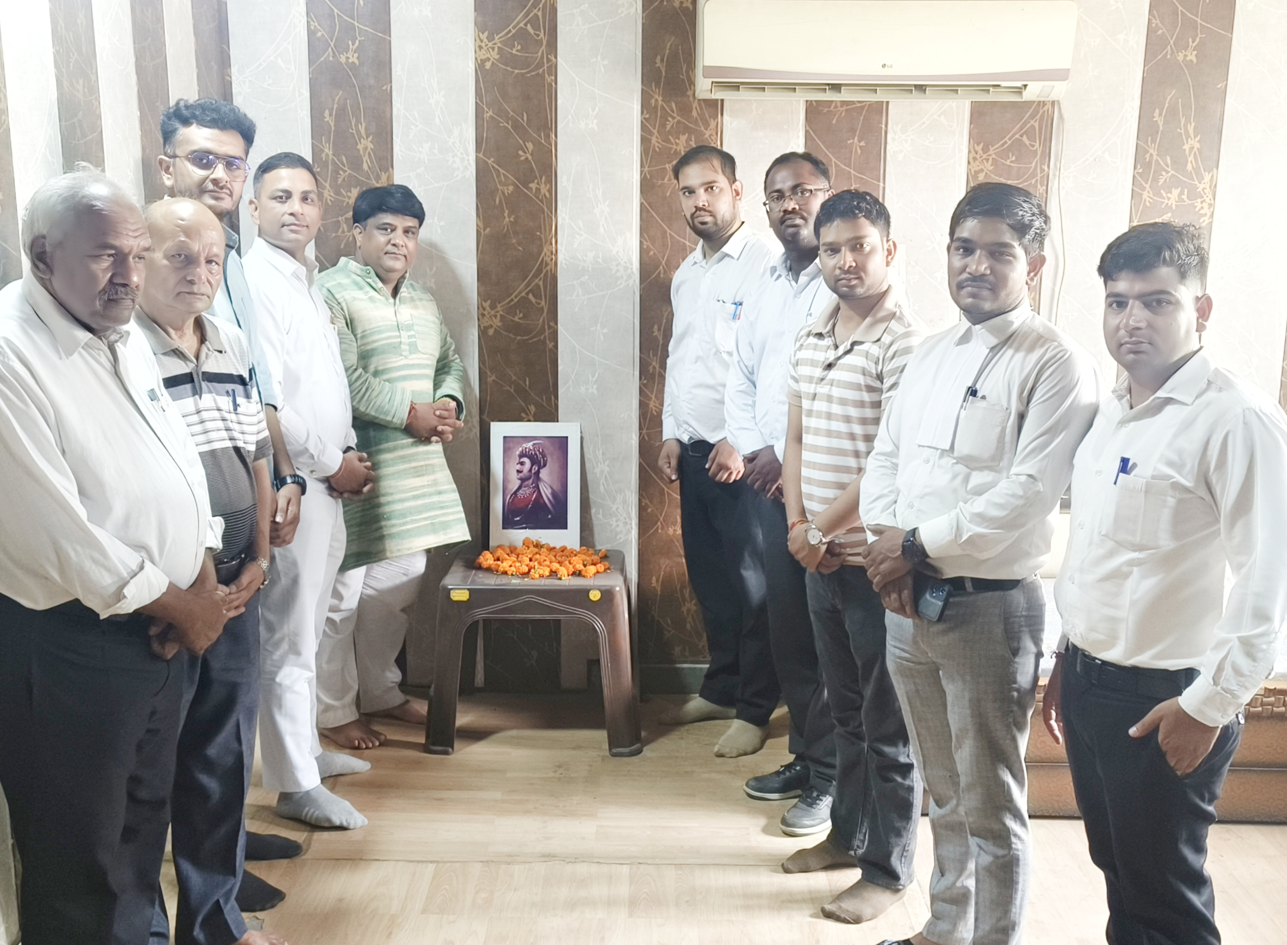 वीर योद्धा पृथ्वीराज चौहान को नमन करते हुए। वीर योद्धा पृथ्वीराज चौहान को नमन करते हुए।