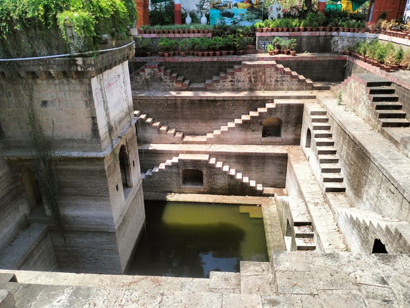 देवास जिले में चौपड़ा मंदिर स्थित भैरूगढ़ बावड़ी की सफाई की गई देवास जिले में चौपड़ा मंदिर स्थित भैरूगढ़ बावड़ी की सफाई की गई