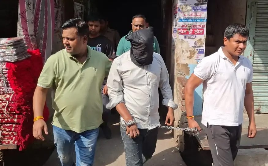 पाकिस्तानी जासूस नोमान के घर कैराना में लेकर जाती पानीपत पुलिस पाकिस्तानी जासूस नोमान के घर कैराना में लेकर जाती पानीपत पुलिस