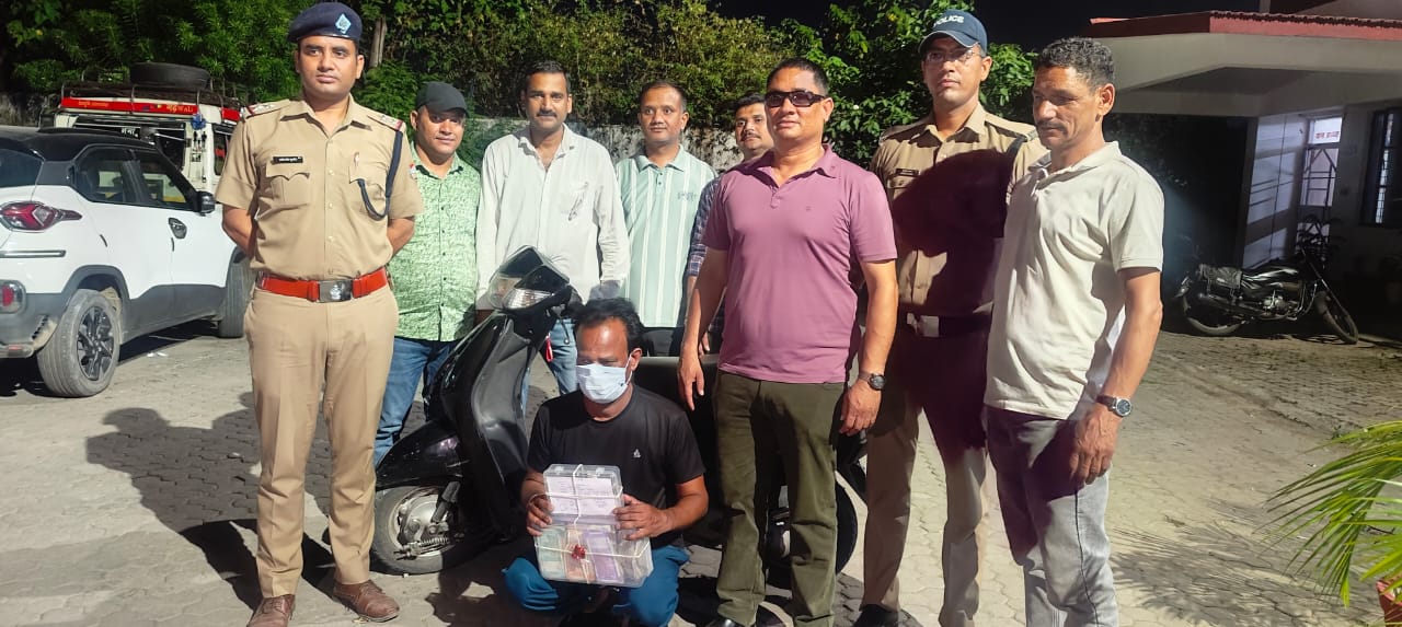 पुलिस की गिरफ्त में पकड़ा गया चरस तस्कर। पुलिस की गिरफ्त में पकड़ा गया चरस तस्कर।