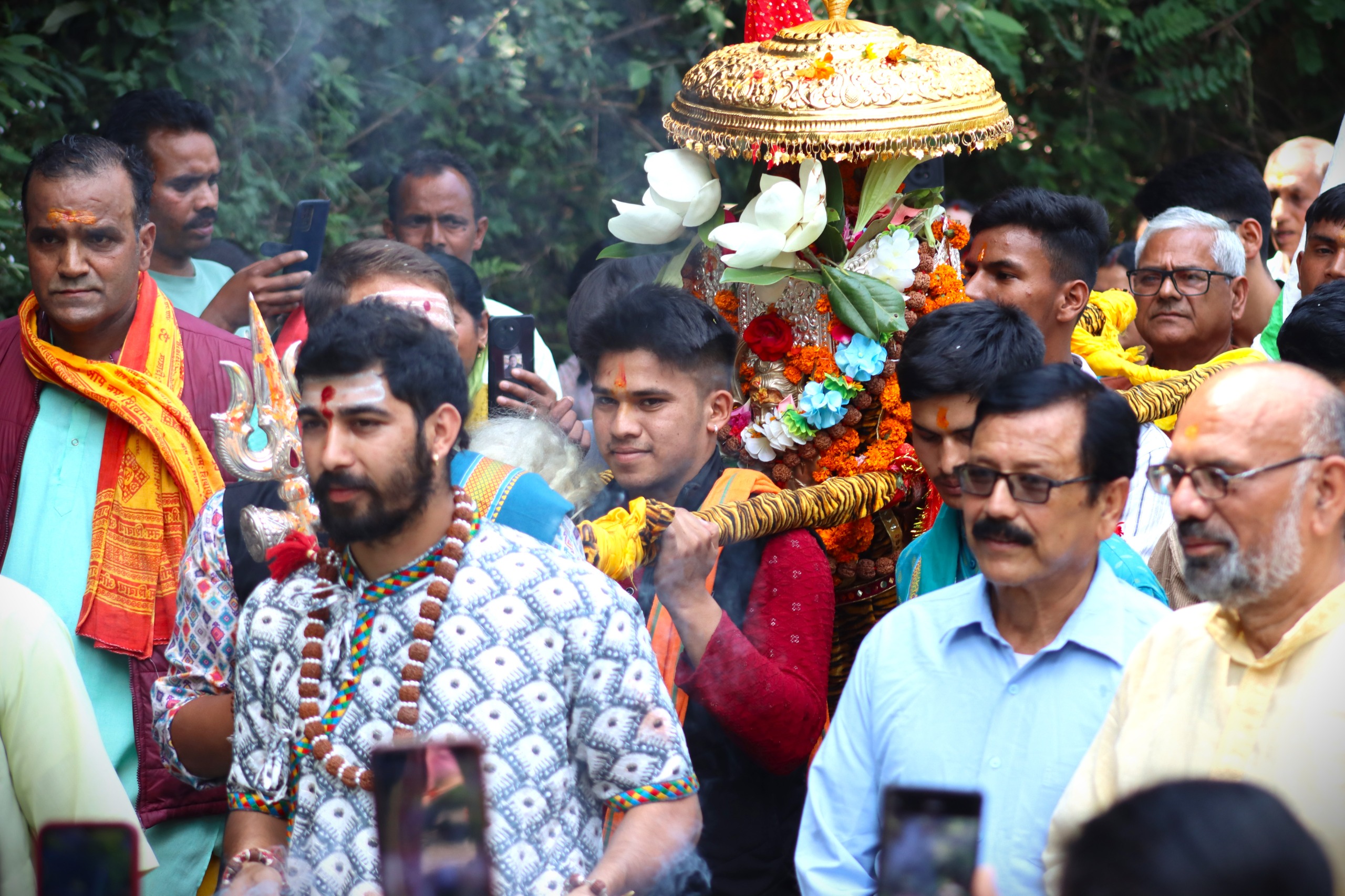 गोपेश्वर से रूद्रनाथ को रवाना होती उत्सव डोली। गोपेश्वर से रूद्रनाथ को रवाना होती उत्सव डोली।
