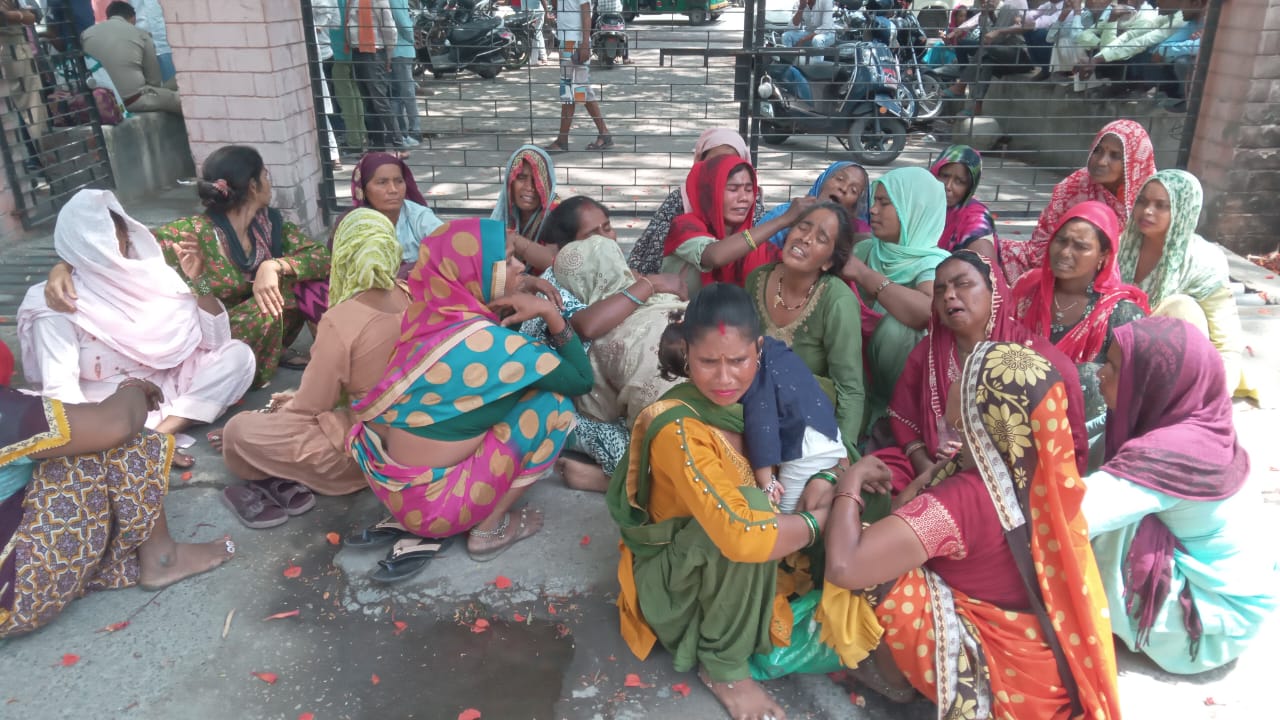 मोर्चरी के बाहर रोते बिलखते मृतक छात्र अक्षय के परिजन।