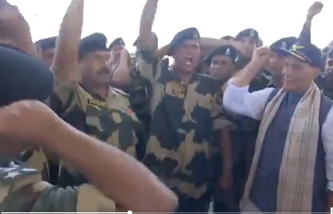 रक्षा मंत्री राजनाथ सिंह गुजरात के भुज में वायु सेना स्टेशन पर वीर वायु योद्धाओं का हौसला बढ़ाते हुए रक्षा मंत्री राजनाथ सिंह गुजरात के भुज में वायु सेना स्टेशन पर वीर वायु योद्धाओं का हौसला बढ़ाते हुए