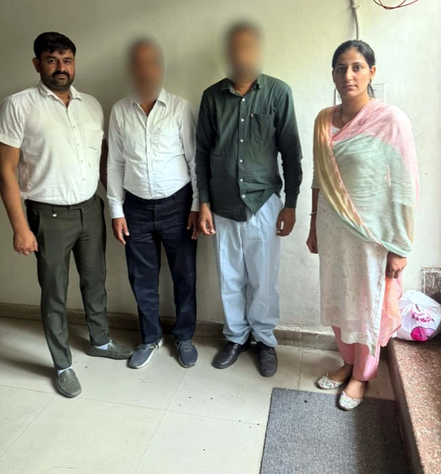 एसीबी टीम द्वारा पकड़े गए रिश्वत के आरोपी। एसीबी टीम द्वारा पकड़े गए रिश्वत के आरोपी।