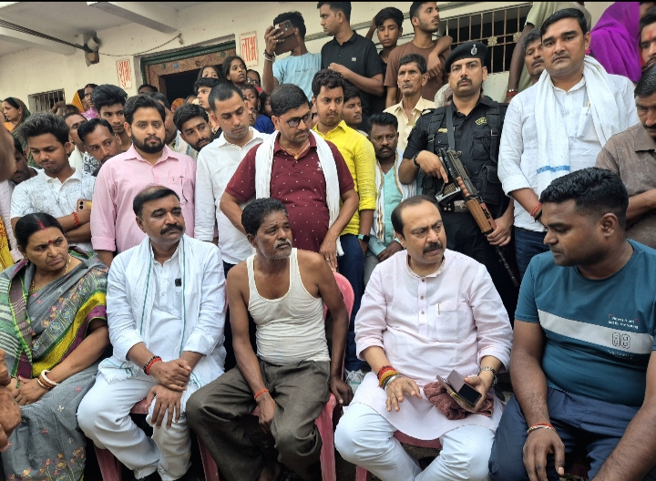 परिजनों से मिलते सांसद परिजनों से मिलते सांसद