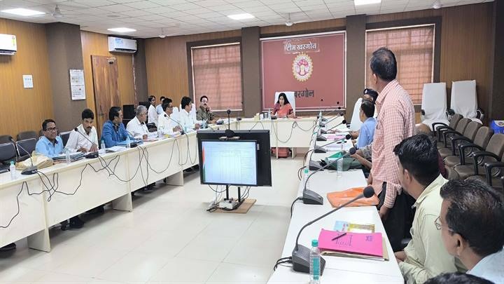 खरगोनः कलेक्टर ने की सहकारी समितियों के गबन प्रकरणों में वसूली की समीक्षा खरगोनः कलेक्टर ने की सहकारी समितियों के गबन प्रकरणों में वसूली की समीक्षा