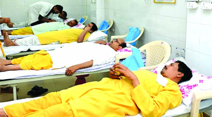 शांतिकुंज में रक्तदान करते हुए शांतिकुंज में रक्तदान करते हुए