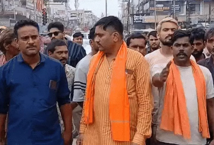 मौके पर पहुंचे बजरंद दल के कार्यकर्ता मौके पर पहुंचे बजरंद दल के कार्यकर्ता