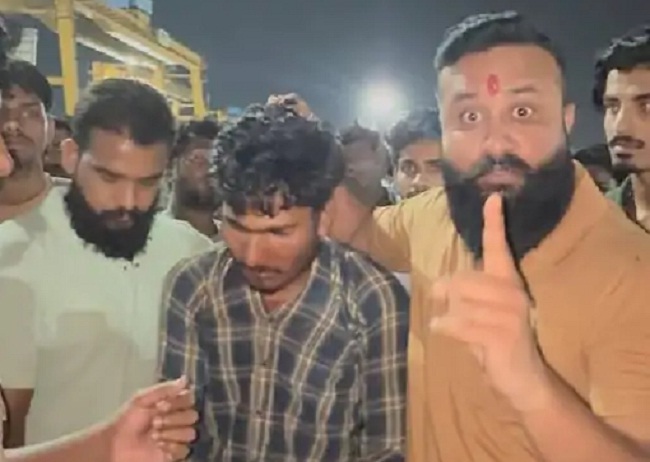 राजपूत करणी सेना ने आरोपी युवक को पकड़कर पुलिस के हवाले किया