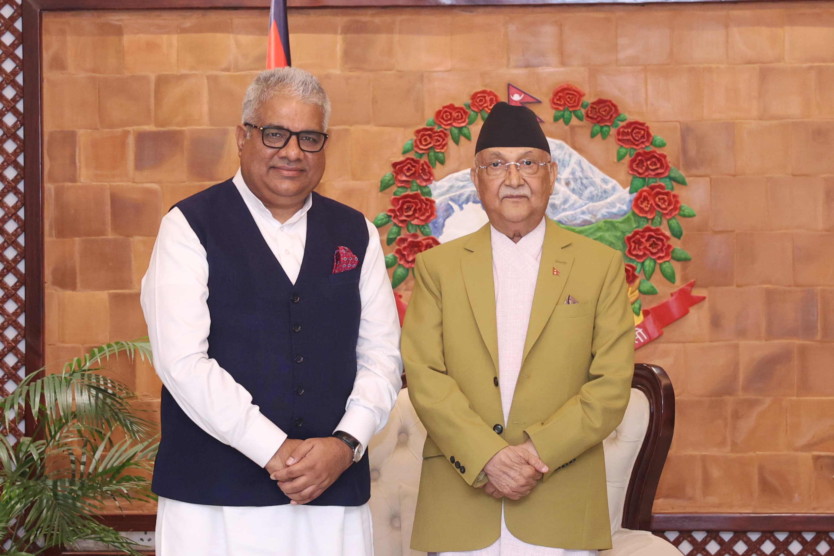 प्रधानमंत्री ओली से मुलाकात करते केंद्रीय मंत्री भूपेन्द्र यादव प्रधानमंत्री ओली से मुलाकात करते केंद्रीय मंत्री भूपेन्द्र यादव