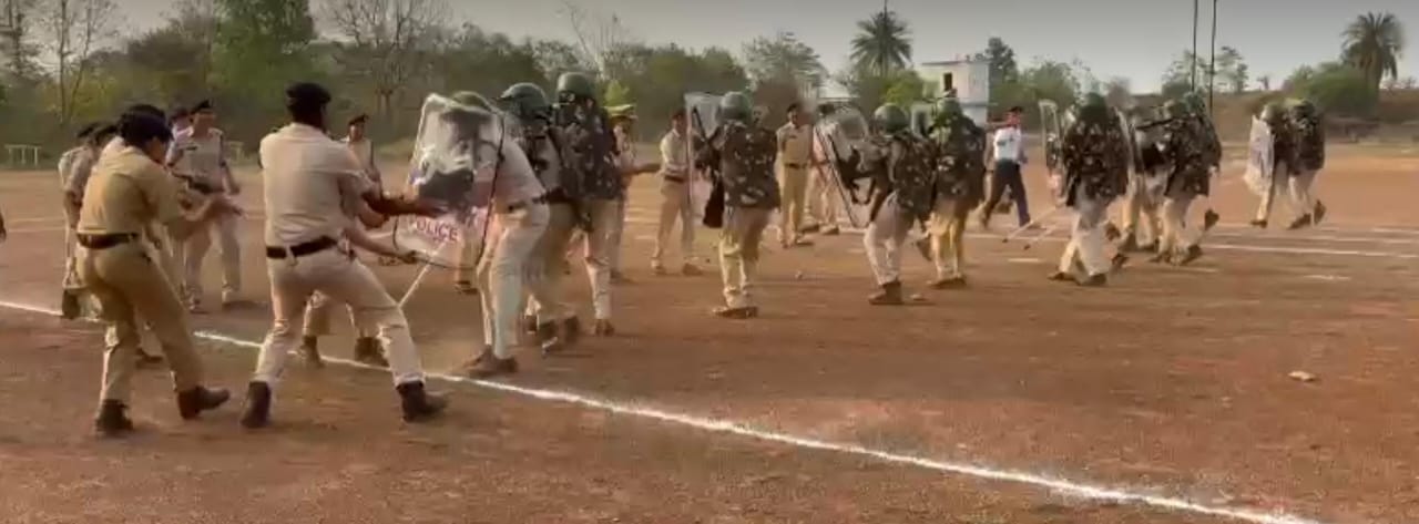 आपात स्थिति से निपटने का मैदान में अभ्यास करते हुए पुलिसकर्मी। आपात स्थिति से निपटने का मैदान में अभ्यास करते हुए पुलिसकर्मी।