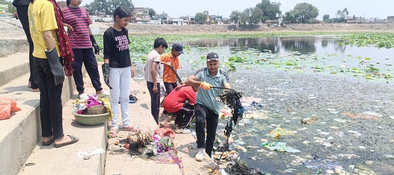 जल गंगा संवर्धन अभियान के अंतर्गत की जा रही जल स्रोतों की साफ-सफाई जल गंगा संवर्धन अभियान के अंतर्गत की जा रही जल स्रोतों की साफ-सफाई