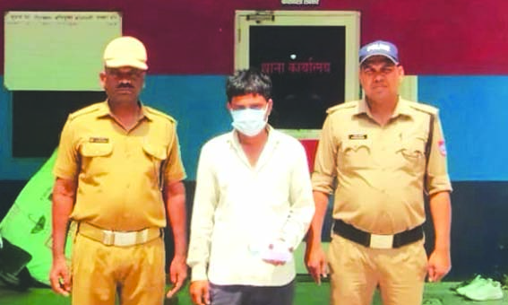 लक्सर पुलिस की गिरफ्त में आरोपित लक्सर पुलिस की गिरफ्त में आरोपित