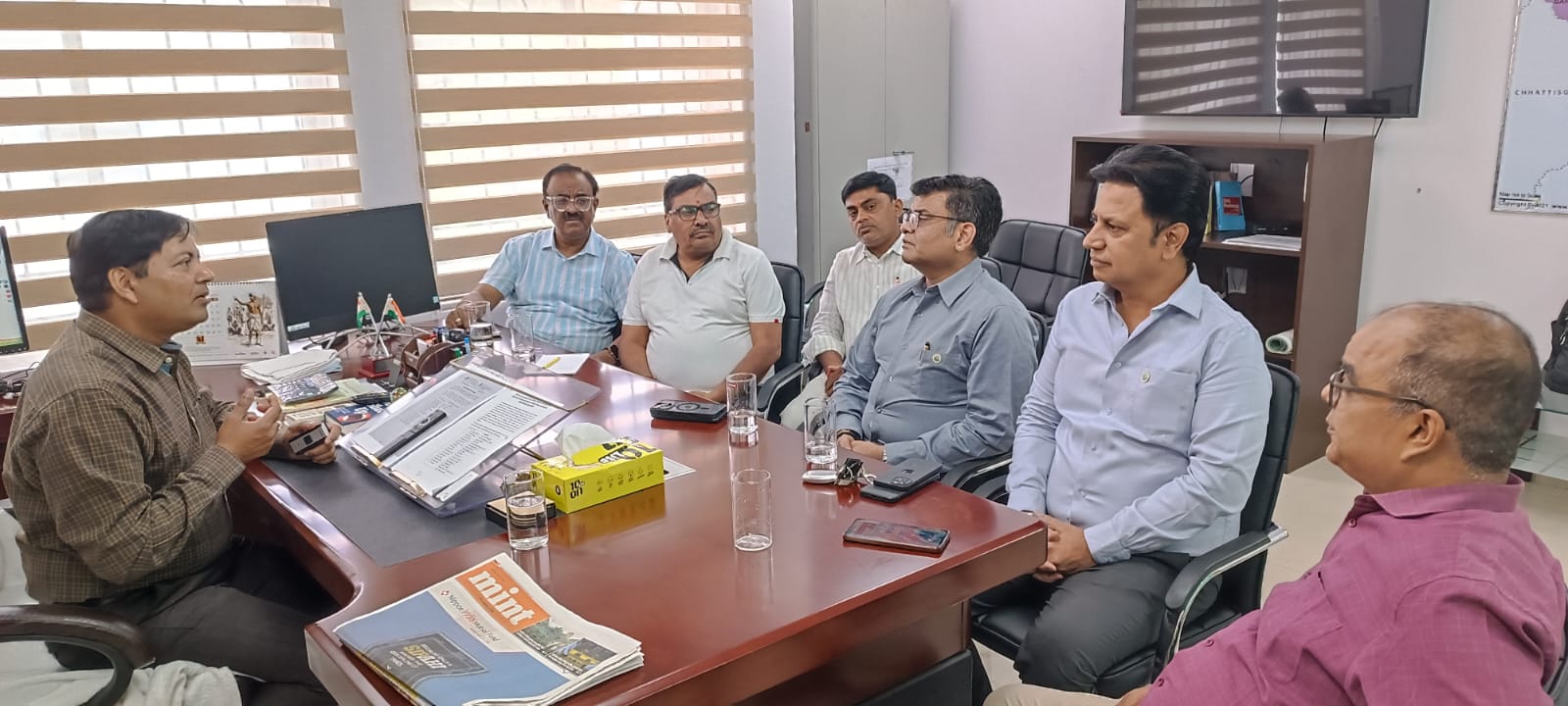 ईएसआईसी अस्पताल में मौजूद चेंबर के पदाधिकारियों की फोटो ईएसआईसी अस्पताल में मौजूद चेंबर के पदाधिकारियों की फोटो