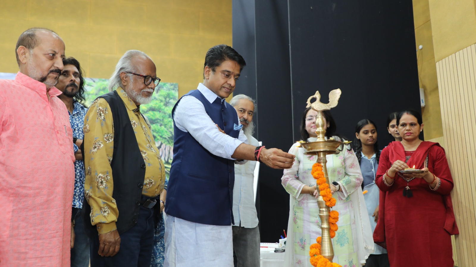एनडीएमसी के उपाध्यक्ष विकसित भारत ग्रीष्मकालीन कला कार्यशाला का उद्घाटन करते हुए एनडीएमसी के उपाध्यक्ष विकसित भारत ग्रीष्मकालीन कला कार्यशाला का उद्घाटन करते हुए